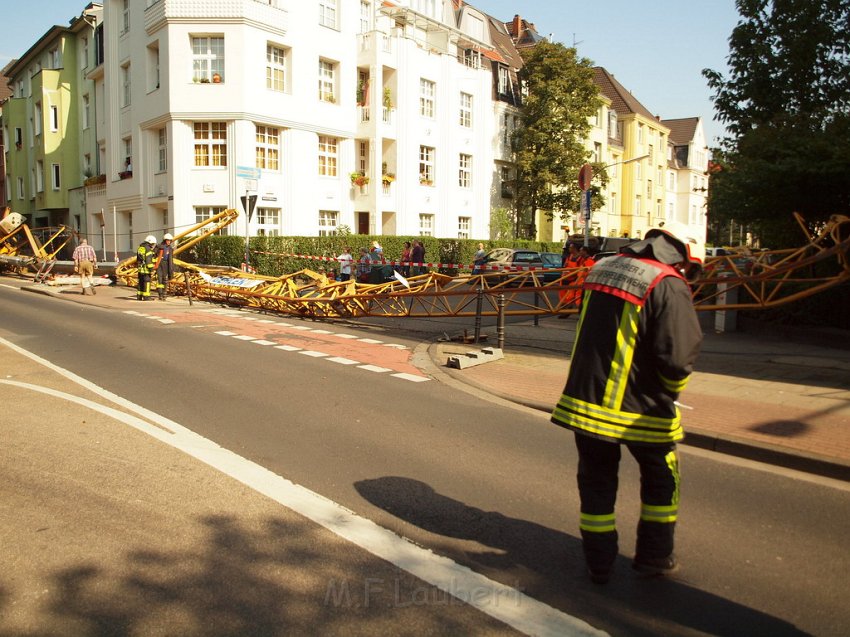 Baukran umgestuerzt Koeln Suelz Suelzguertel P007.JPG